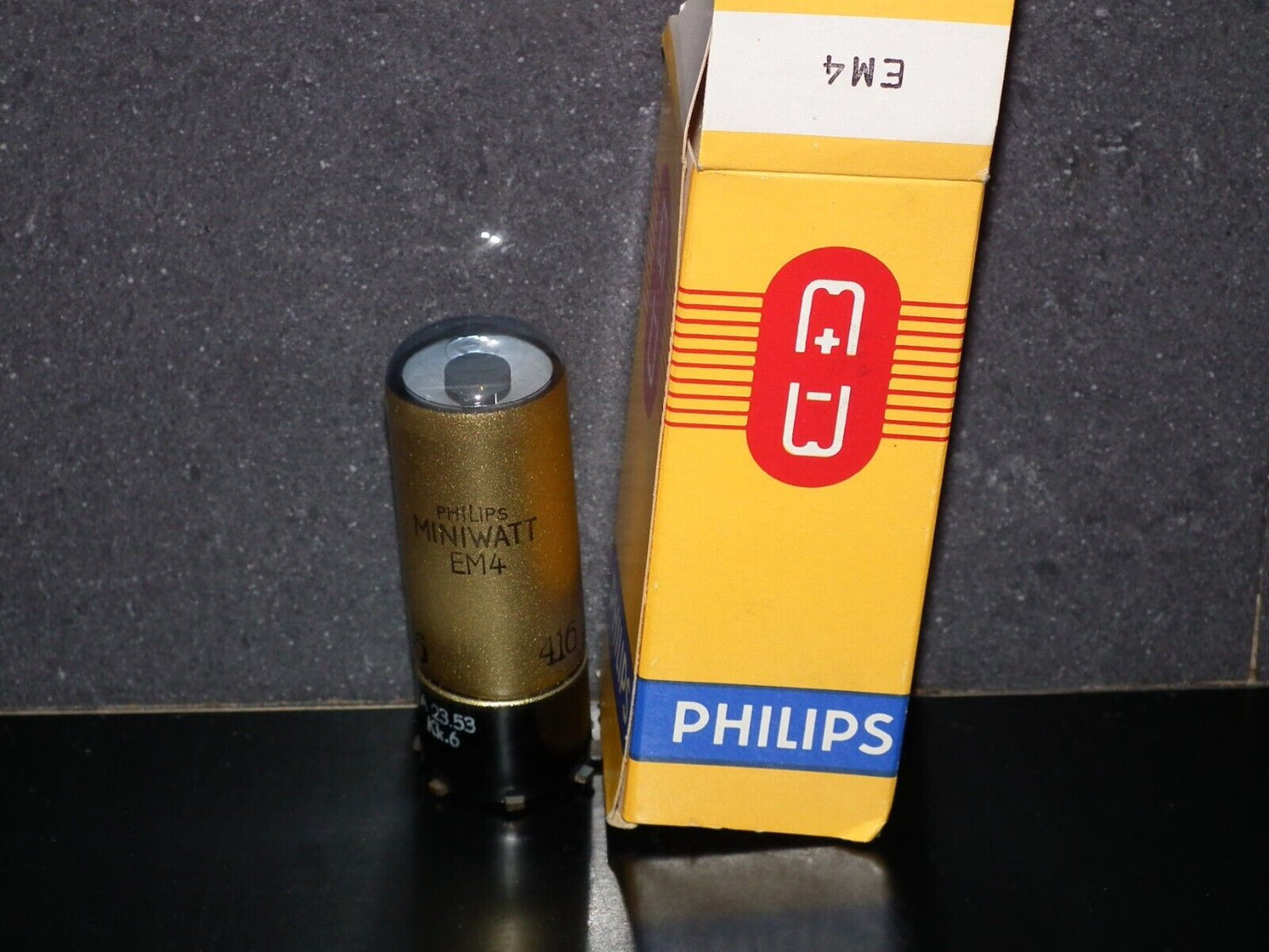 One (1 pcs) Philips EM4 tuning eye tube old type Worn out box