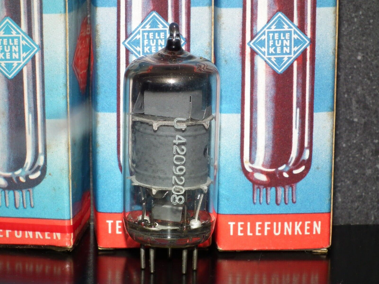 One (1 pcs) EF86 Telefunken 6267 NOS NIB Tested 100% Low Noise No Microphonics