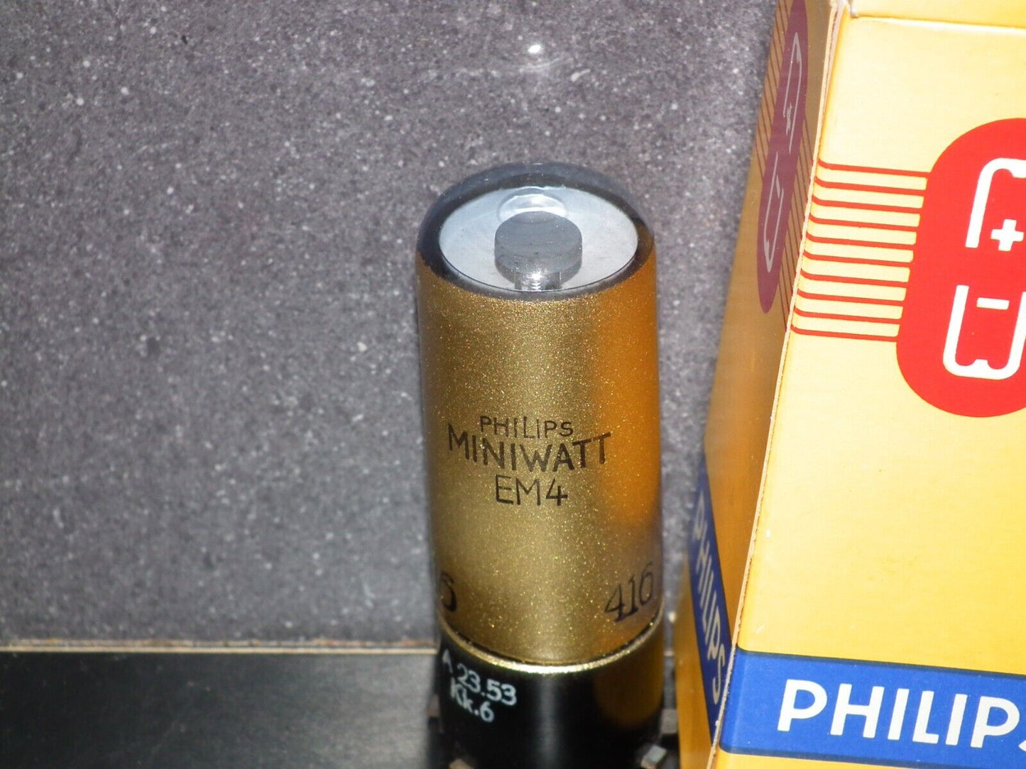 One (1 pcs) Philips EM4 tuning eye tube old type Worn out box