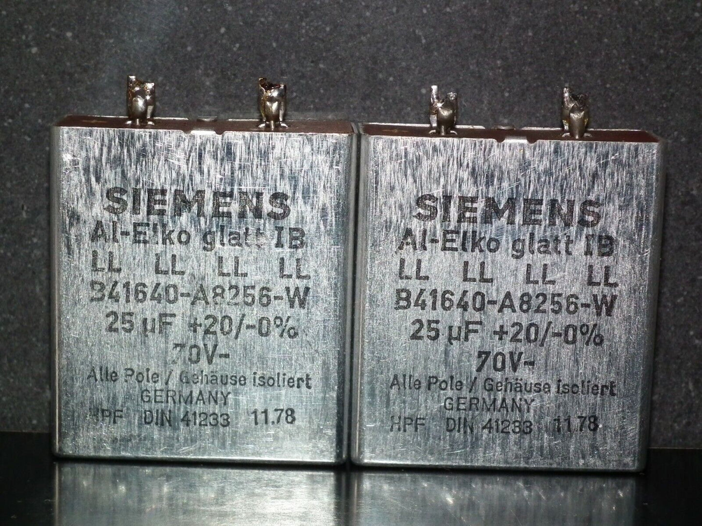 Two vintage Siemens electrolytic capacitors 25uF / 70V Klangfilm "Elyt glatt IB"