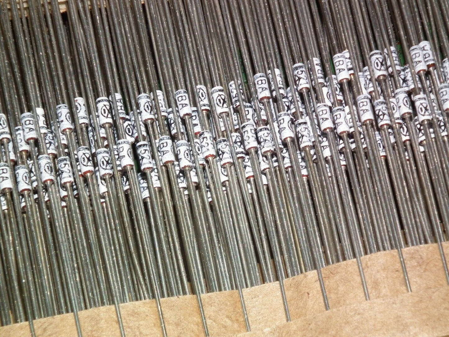 100 pcs BA521 DO-35/CASE SILICON PLANAR SIGNAL DIODE 35-VOLT 150MA Iskra