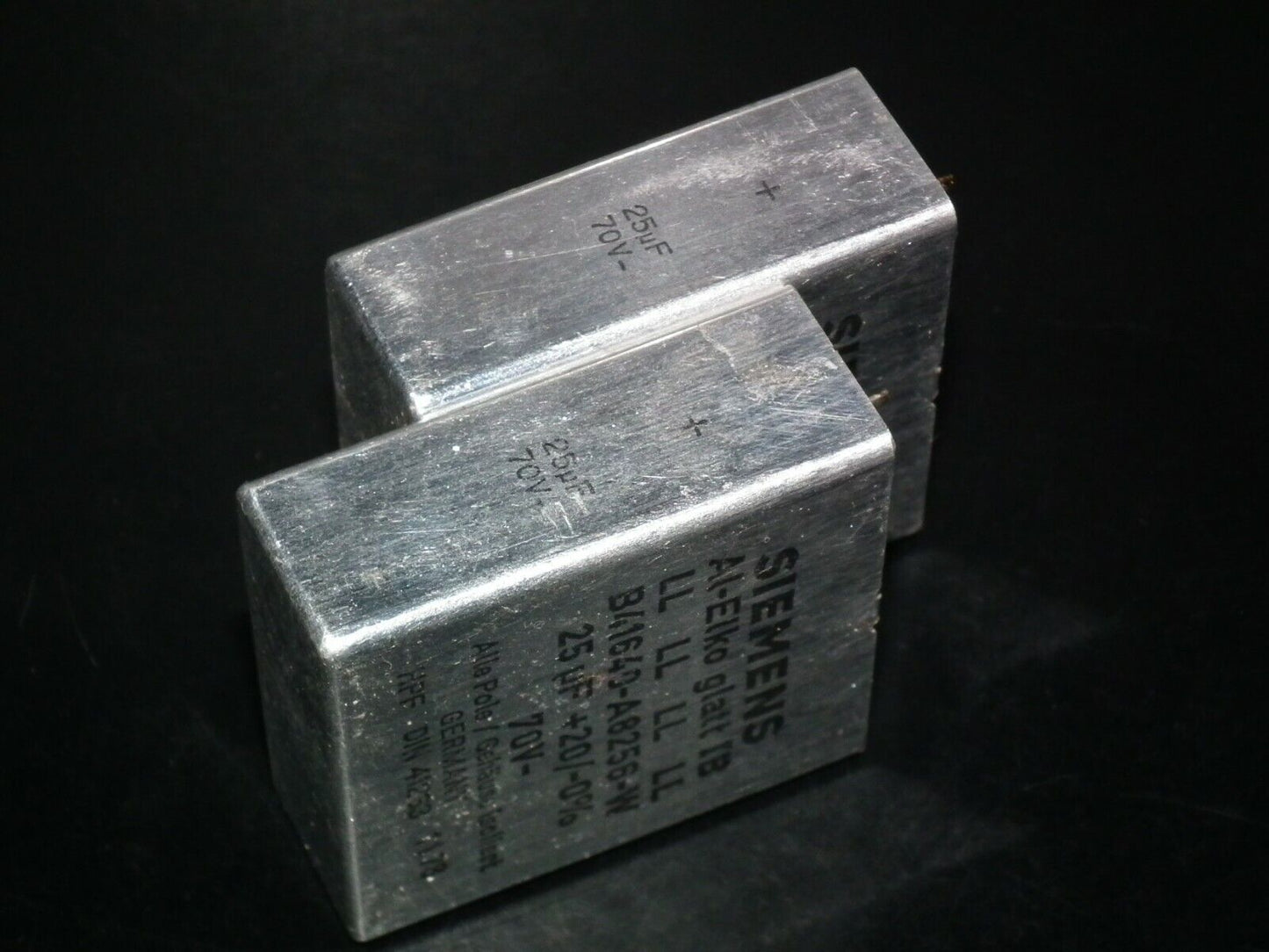 Two vintage Siemens electrolytic capacitors 25uF / 70V Klangfilm "Elyt glatt IB"