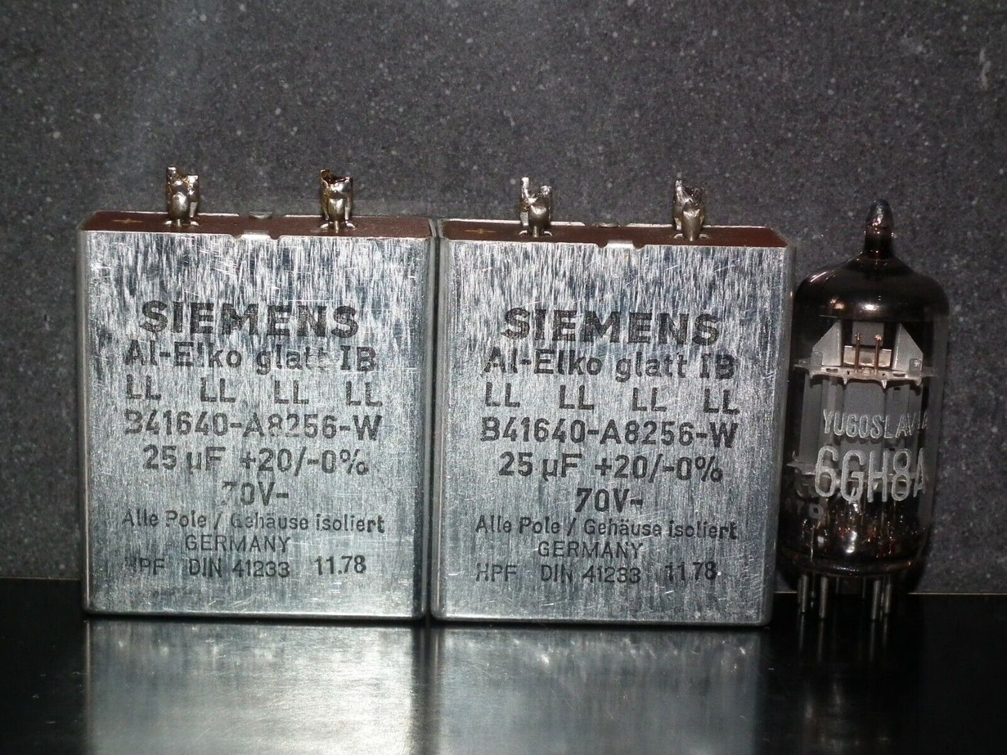 Two vintage Siemens electrolytic capacitors 25uF / 70V Klangfilm "Elyt glatt IB"