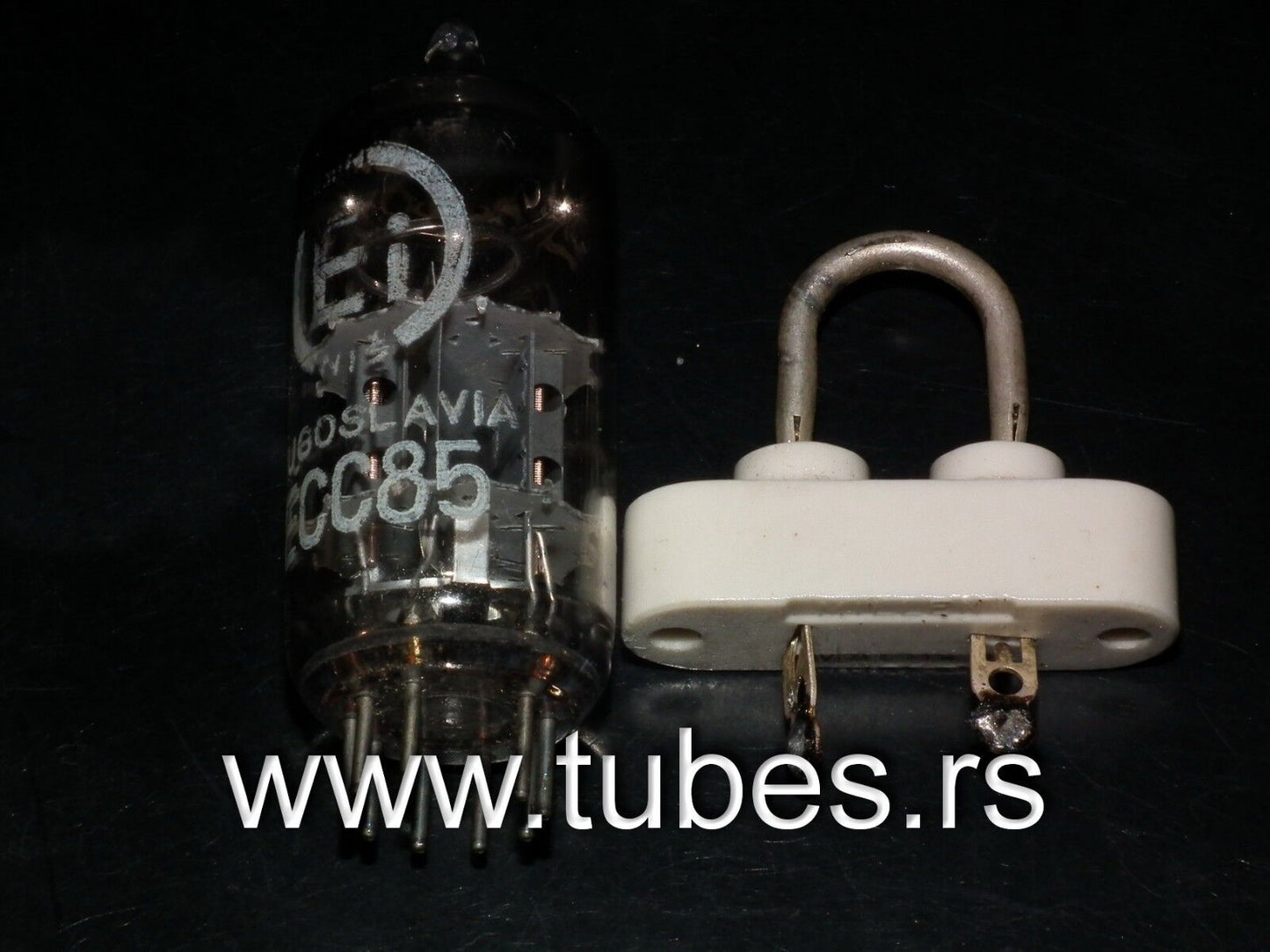 MILLEN - GLAZED CERAMIC CRYSTAL SOCKET HOLDER FOR FT-243 CRYSTAL TYPE w/ JUMPER
