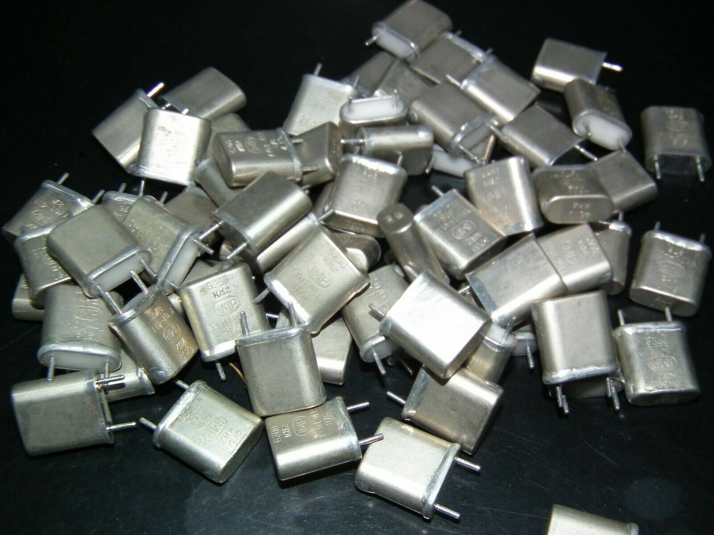 CRYSTAL - QUARTZ - 3700 KHz - 7300 KHz CR-18/U case 3.7MHz - 7.3 MHz Ham Radio