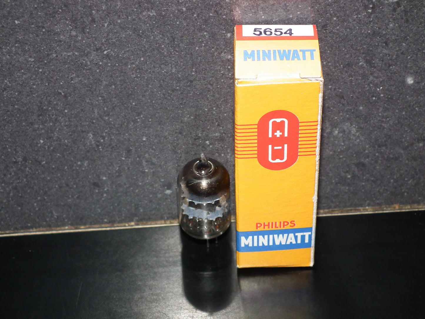5654 Mullard EF95 6AK5 CV850  RARE Square Getter Whyteleafe