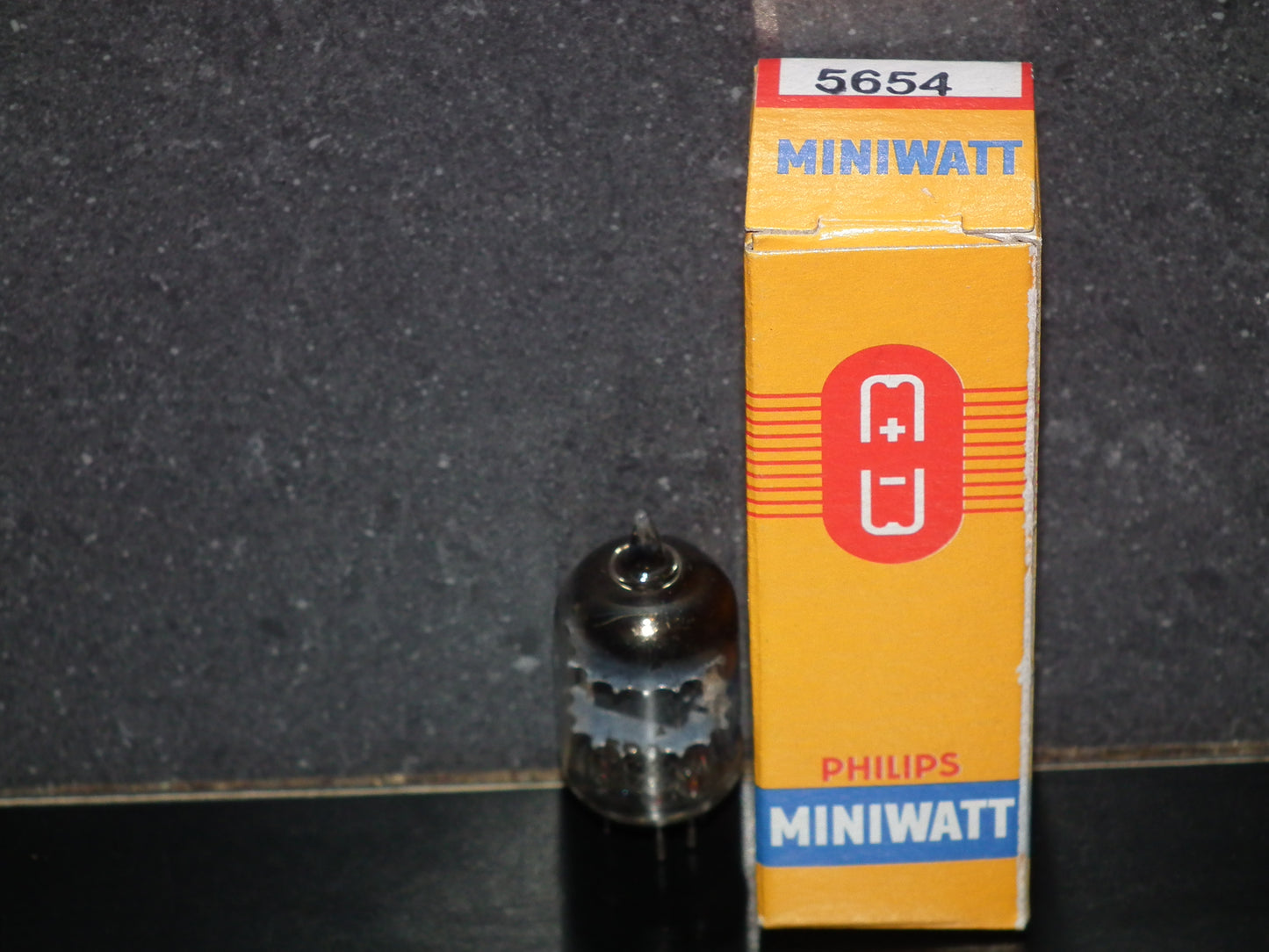 5654 Mullard EF95 6AK5 CV850  RARE Square Getter Whyteleafe