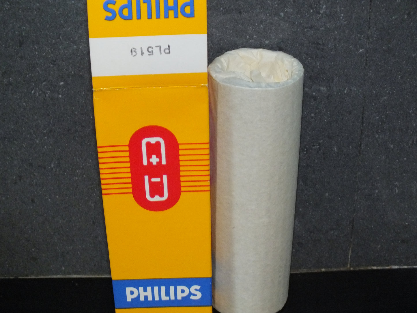 One tube (1 pcs) PL519 Mullard Blackburn Philips NOS 40KG6