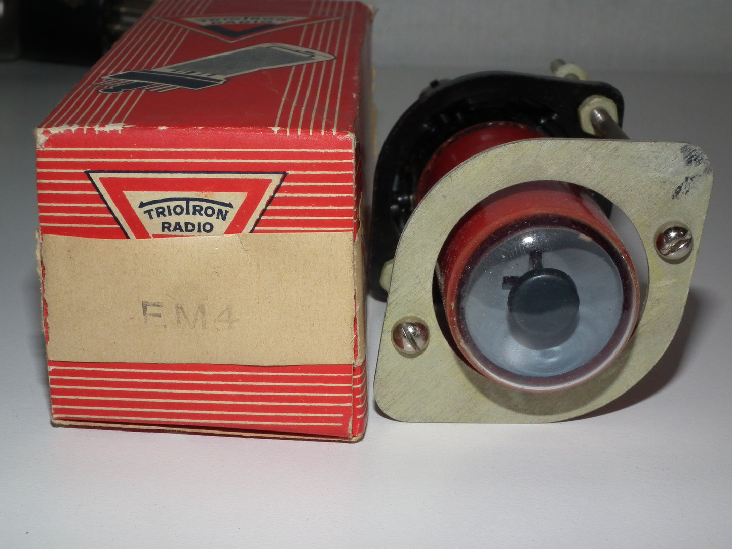 One (1 pcs) EM4 Philips Triotron tuning eye tube old type NOS NIB With Socket