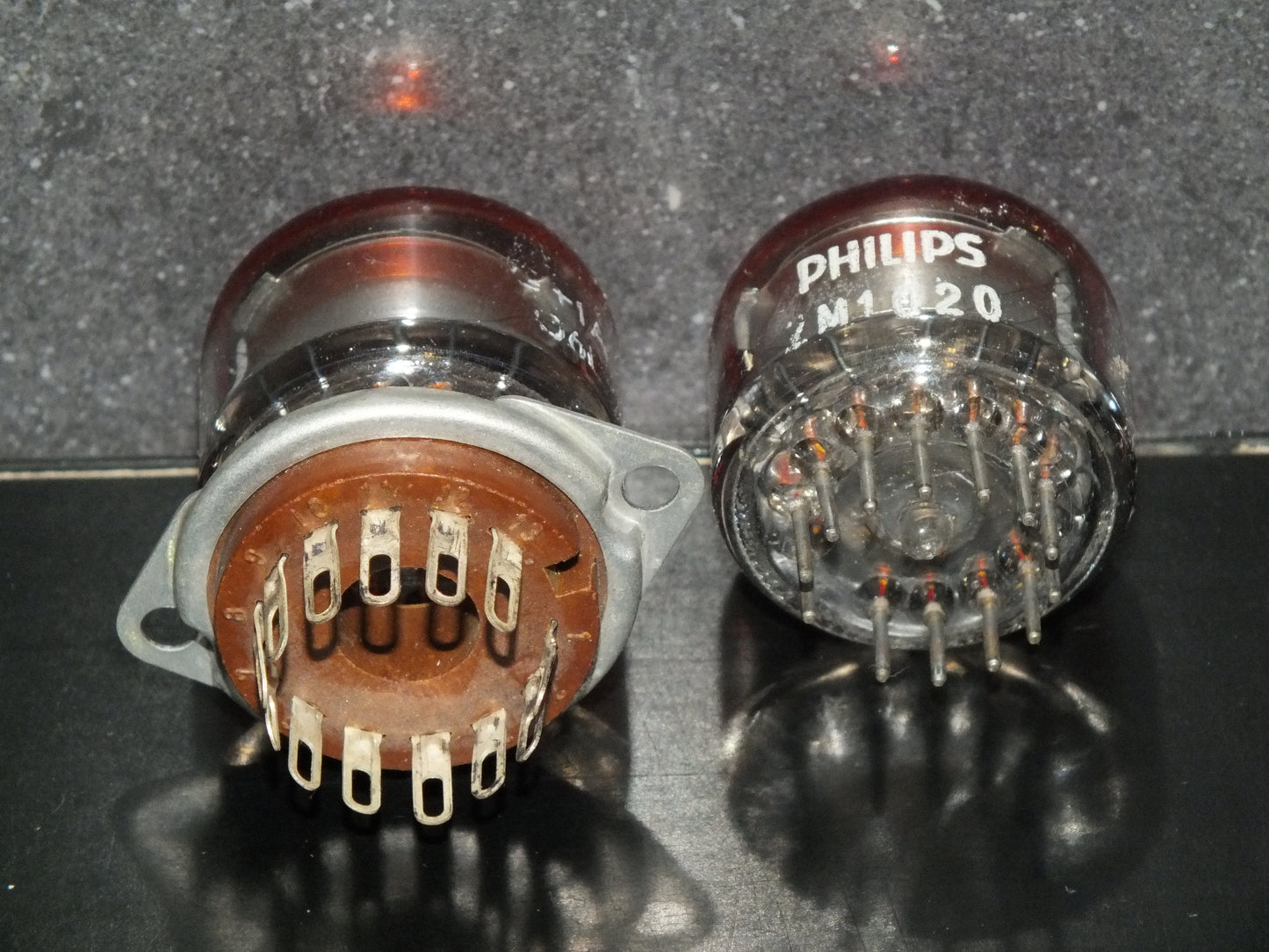 ZM1020 Philips Red Nixie Tube (2 PCs) + Socket