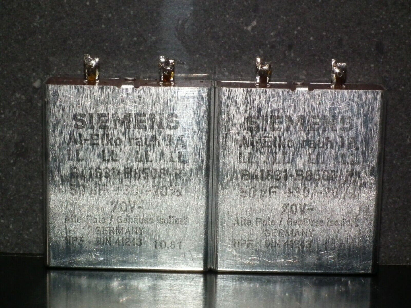 Two vintage Siemens electrolytic capacitors 50uF / 70V Klangfilm "Al-Elko rauh"