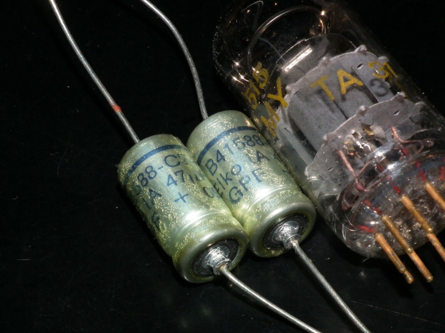 Two vintage NOS capacitors 47uF 40V SIEMENS Klangfilm Gold Elko Rauh 70s Germany