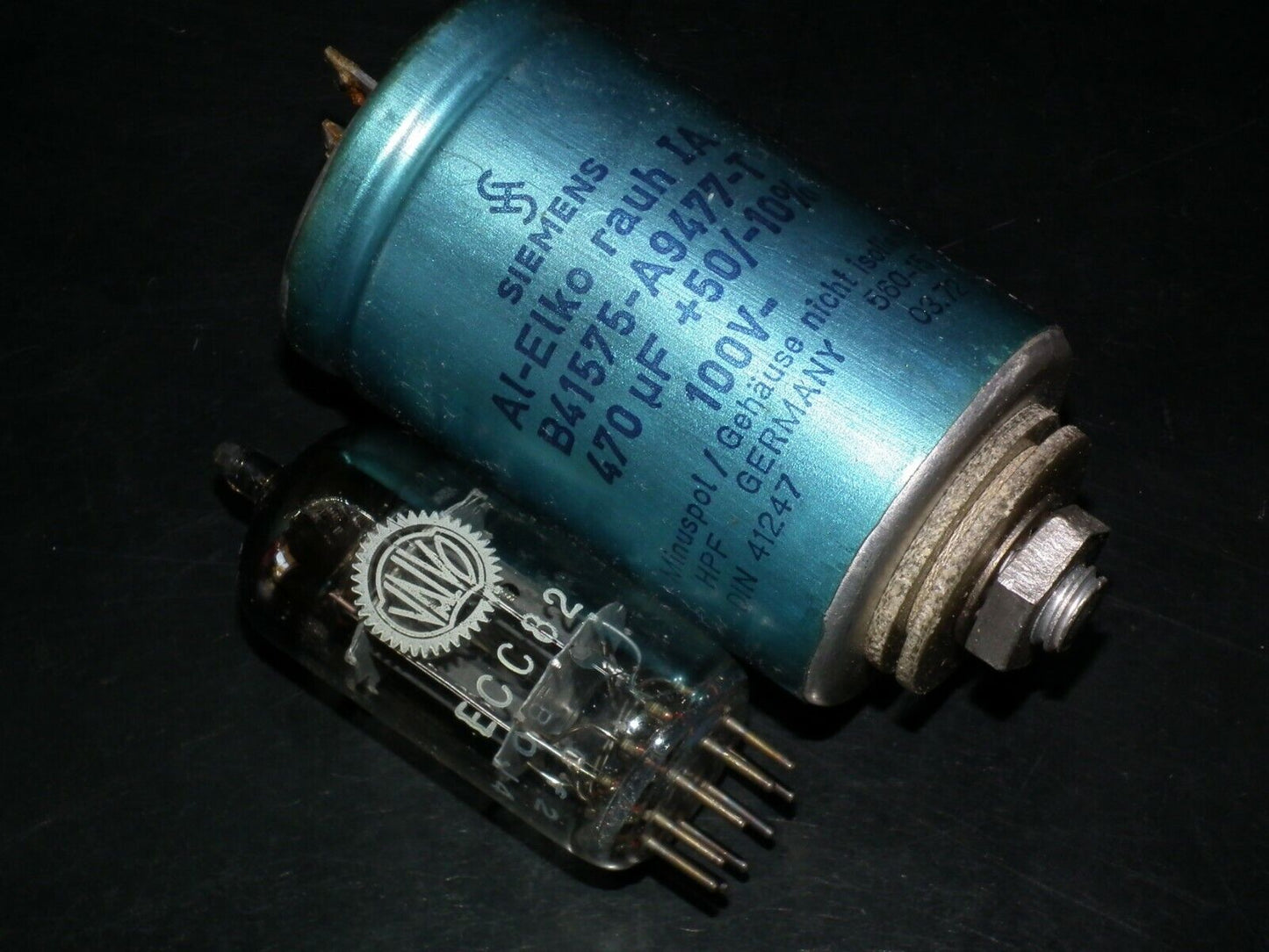 One vintage Siemens capacitor 470u 100V 470mfd Elko Rauh Made in West Germany 70