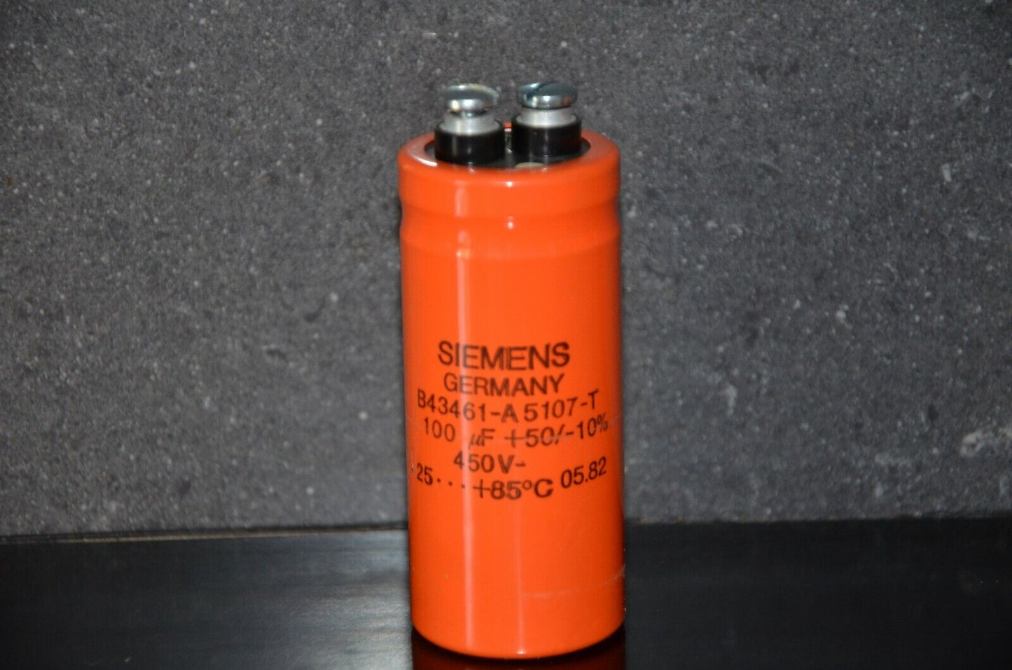 Two vintage NOS electrolytic capacitors 100uF 450V Siemens Germany (screw term.)