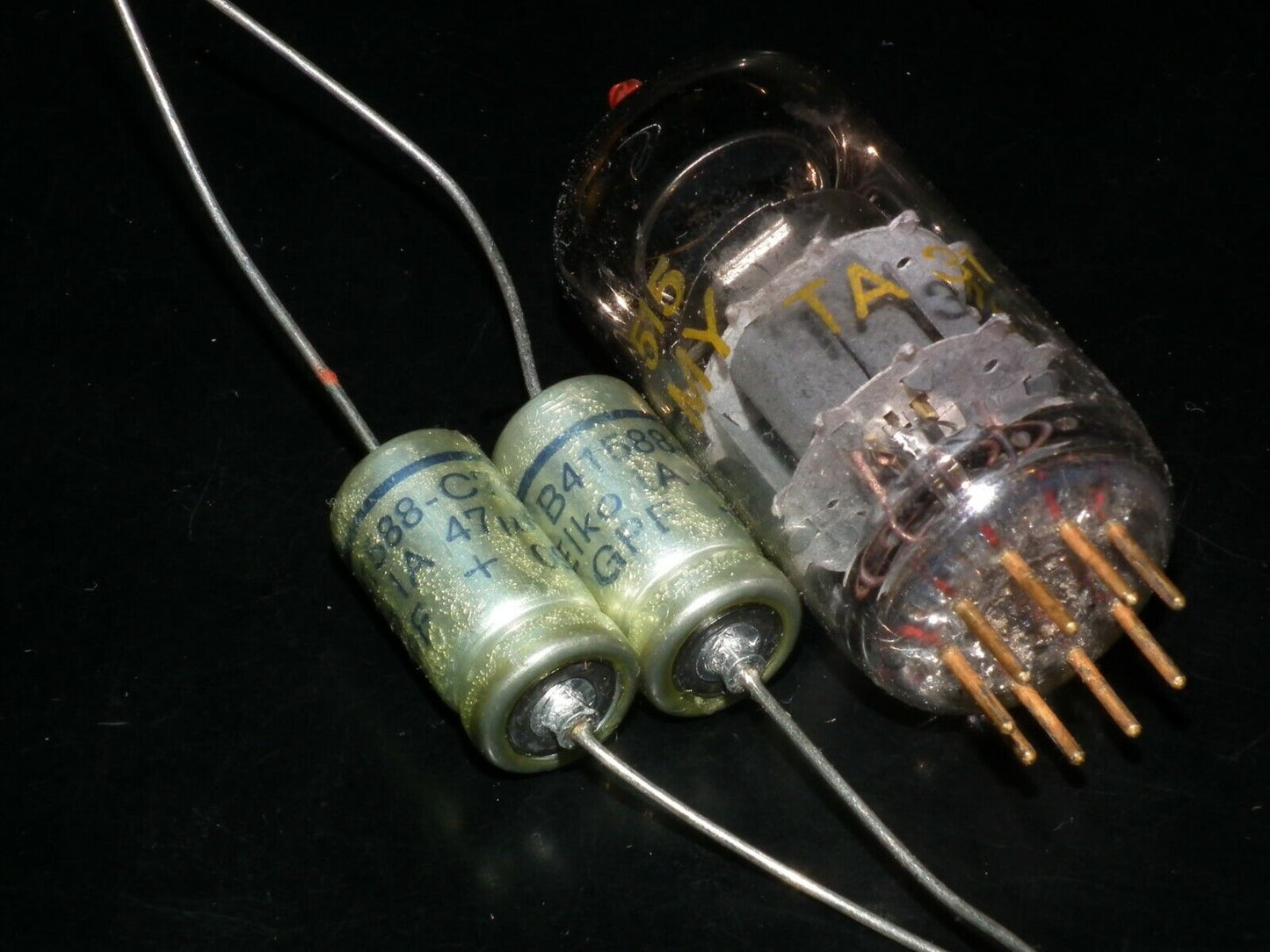 Two vintage NOS capacitors 47uF 40V SIEMENS Klangfilm Gold Elko Rauh 70s Germany
