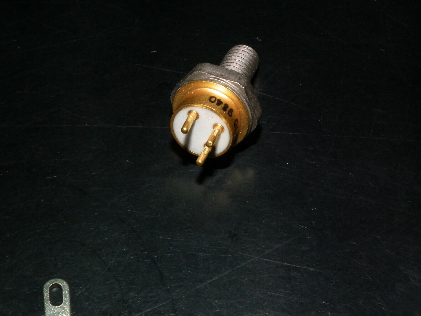 2N5070 SILICON NPN VHF POWER TRANSISTOR NOS With mounting parts