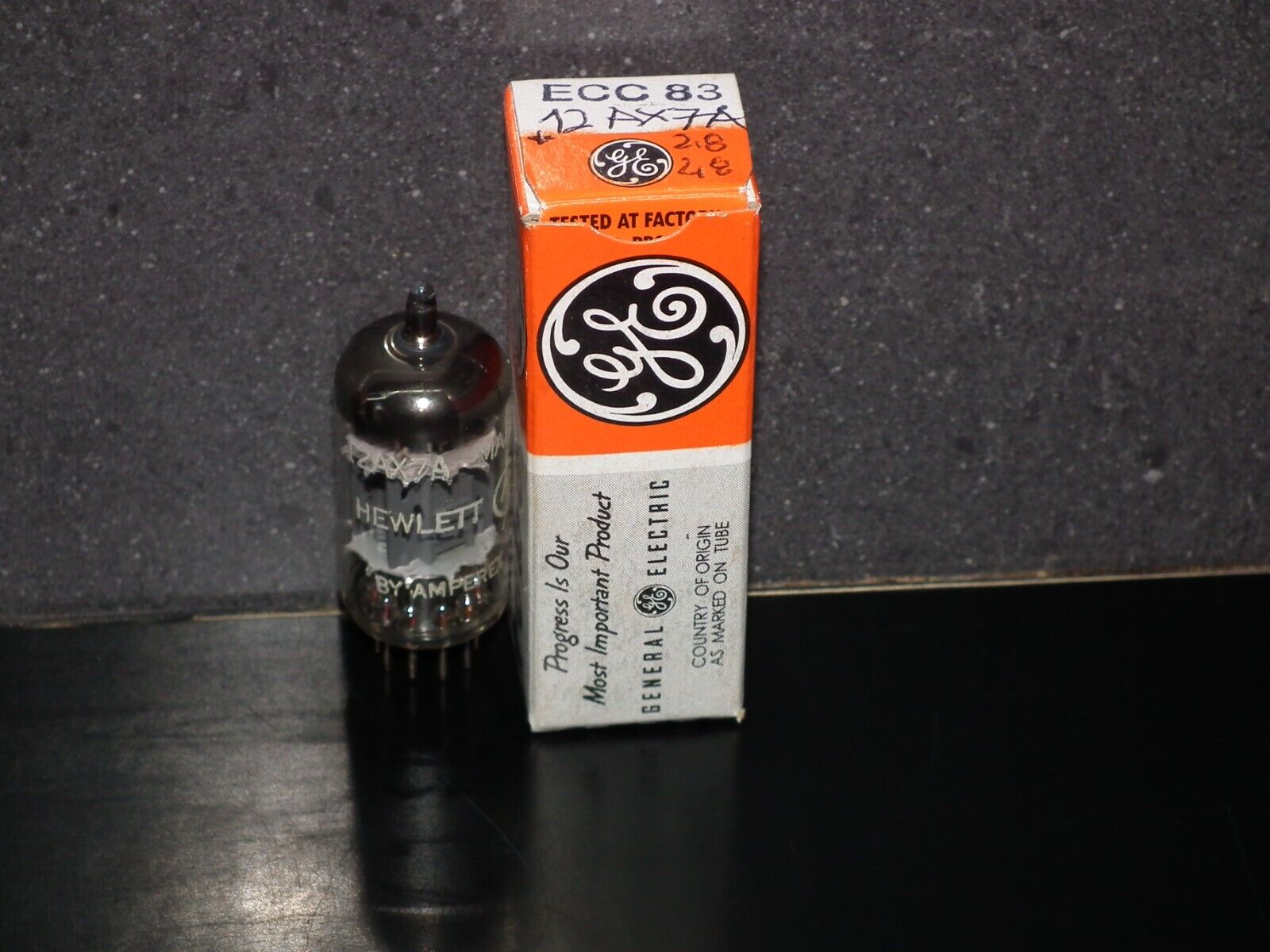 one GE General Electric 12AX7 ECC83 horse shoe getter tested like new one GE General Electric 12AX7 ECC83 horse shoe getter tested like new