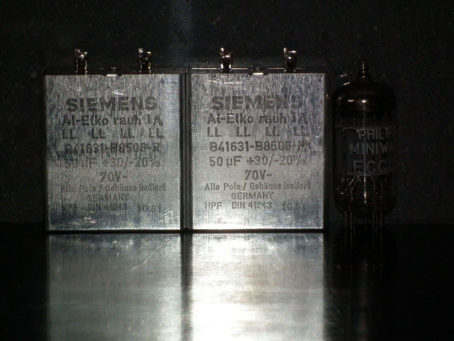 Two vintage Siemens electrolytic capacitors 50uF / 70V Klangfilm "Al-Elko rauh"