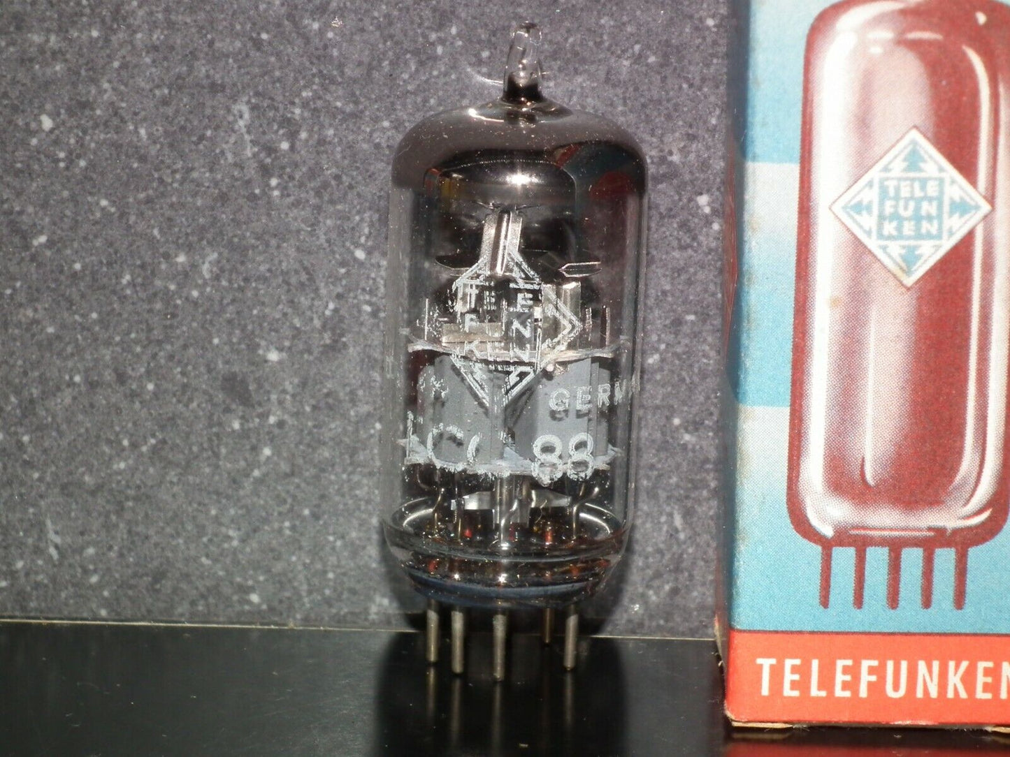 ECC88 Telefunken 6DJ8 NOS NIB balanced sections, low noise, diamond bottom